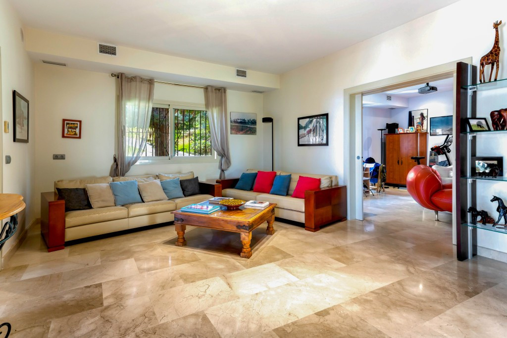 Villa for sale in Benalmadena
