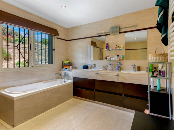Villa for sale in Benalmadena