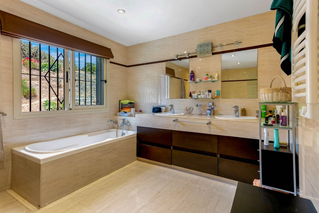 Villa for sale in Benalmadena