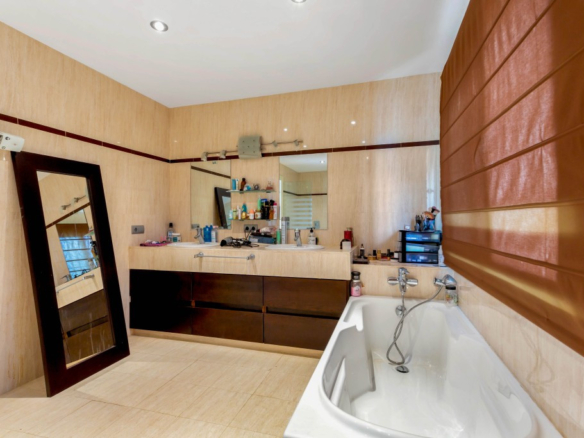 Villa for sale in Benalmadena