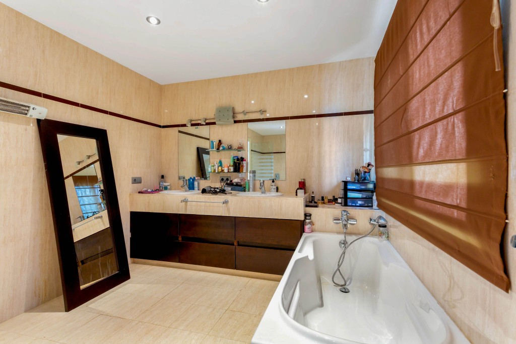 Villa for sale in Benalmadena