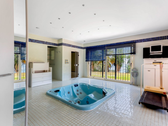 Villa for sale in Benalmadena