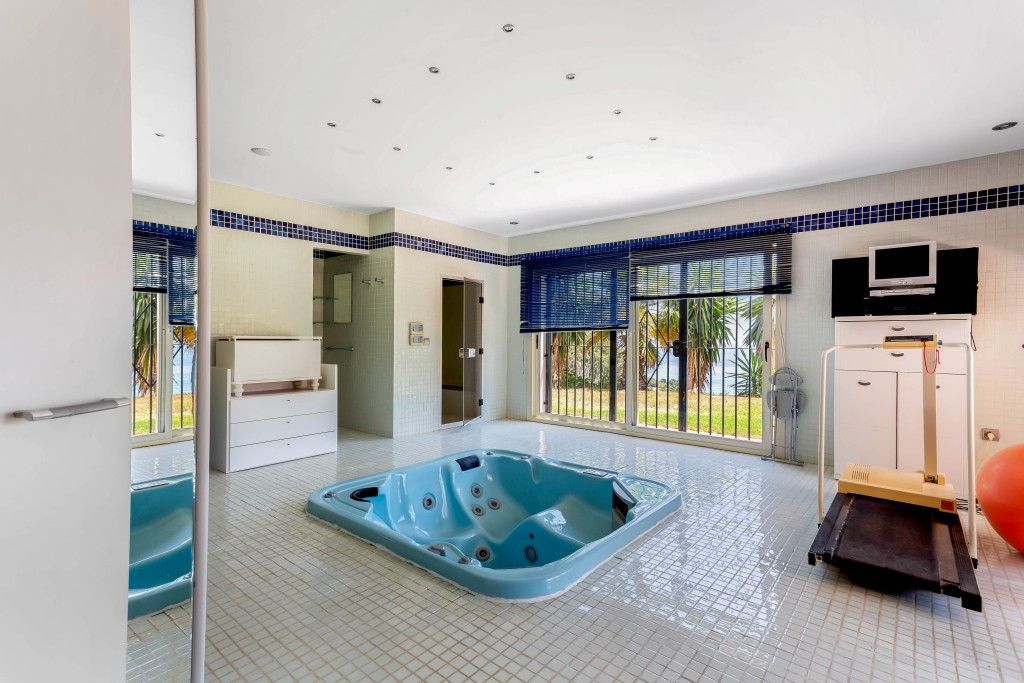 Villa for sale in Benalmadena