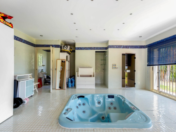 Villa for sale in Benalmadena