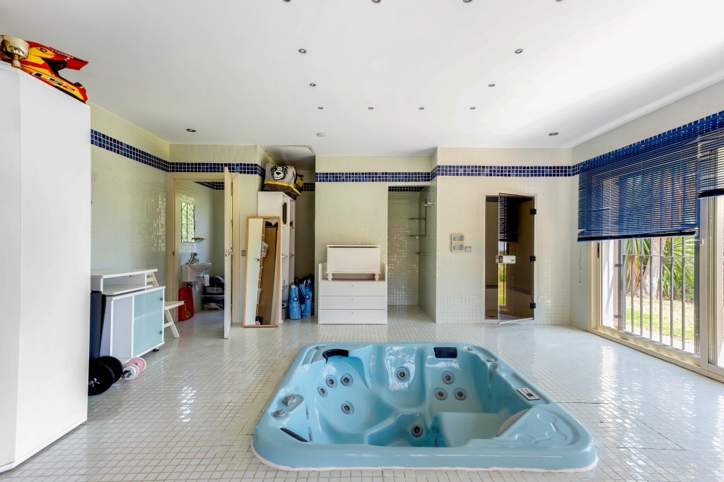 Villa for sale in Benalmadena