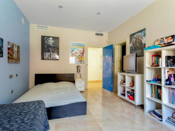 Villa for sale in Benalmadena