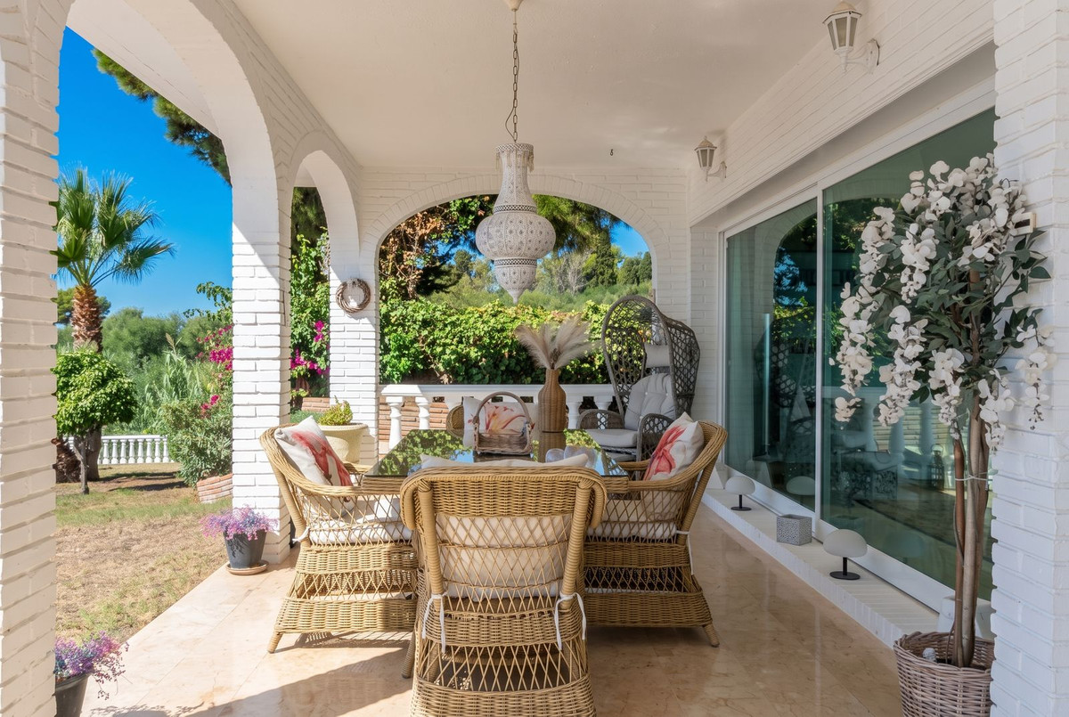 Villa for sale in Benalmadena
