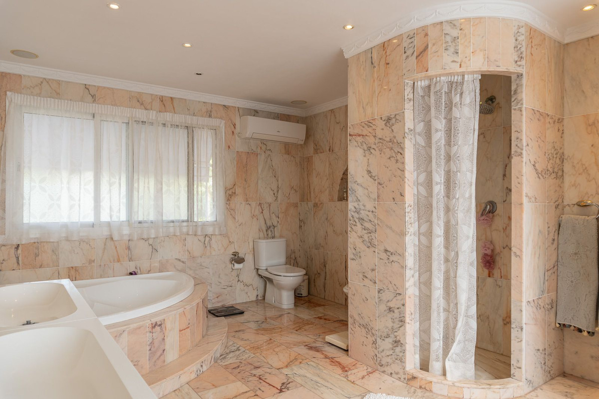 Villa for sale in Benalmadena