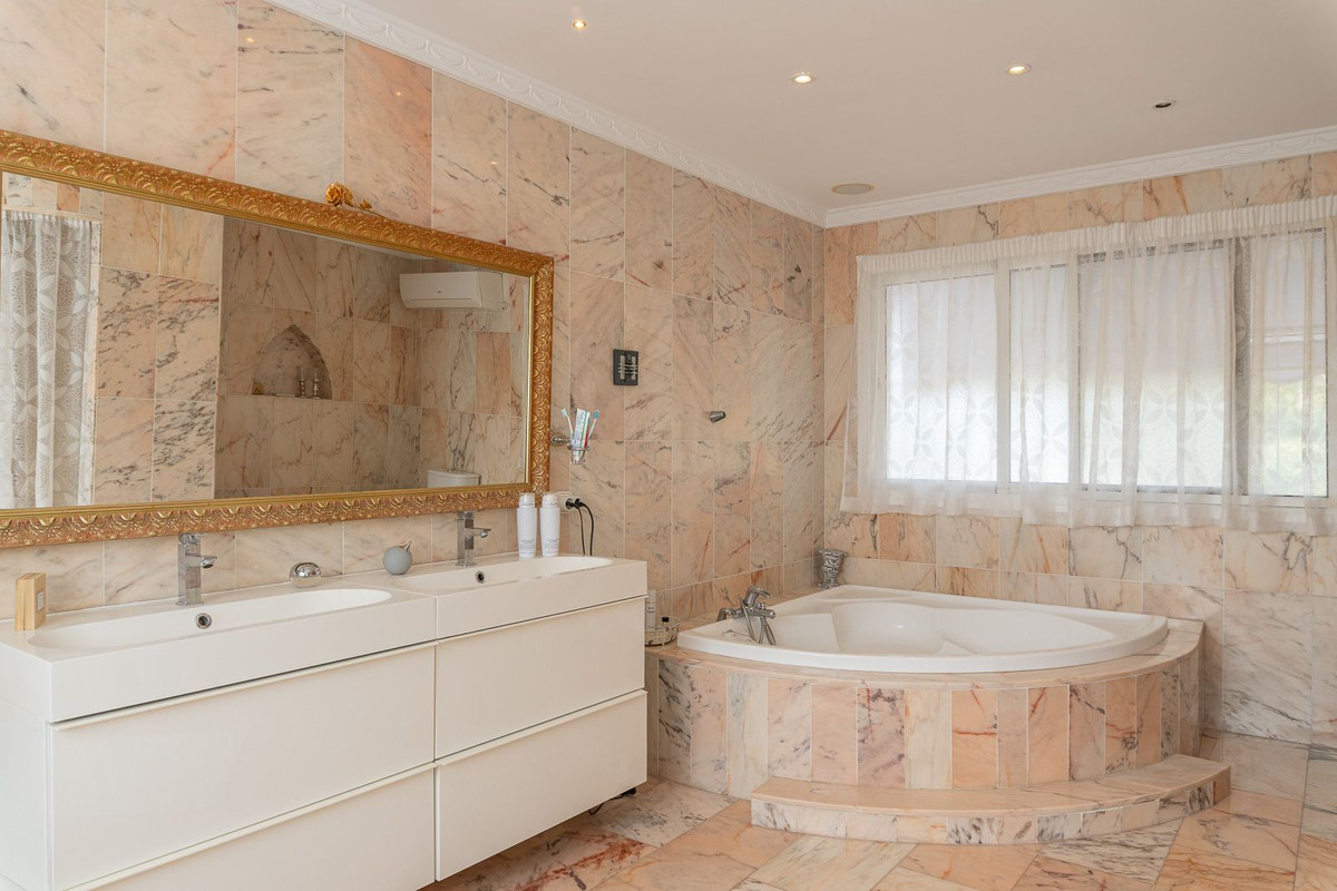 Villa for sale in Benalmadena