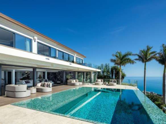 Villa for sale in Benalmadena