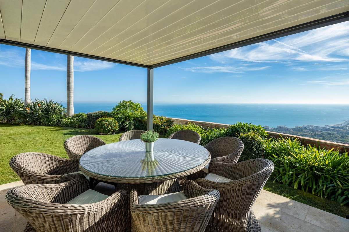 Villa for sale in Benalmadena