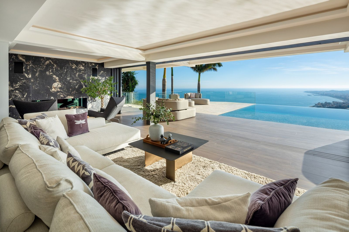 Villa for sale in Benalmadena