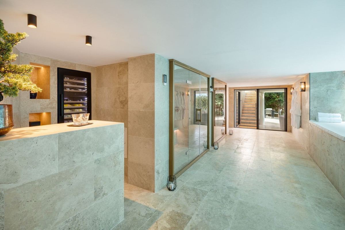 Villa for sale in Benalmadena