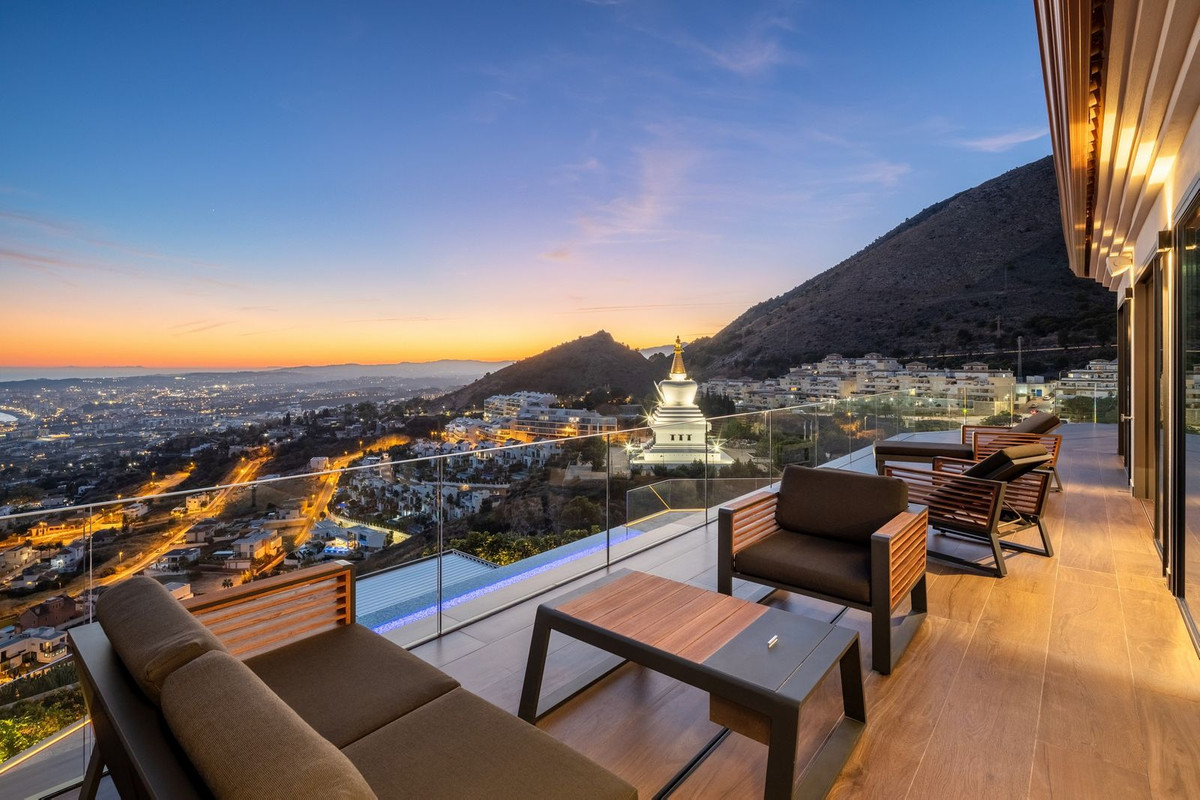 Villa for sale in Benalmadena