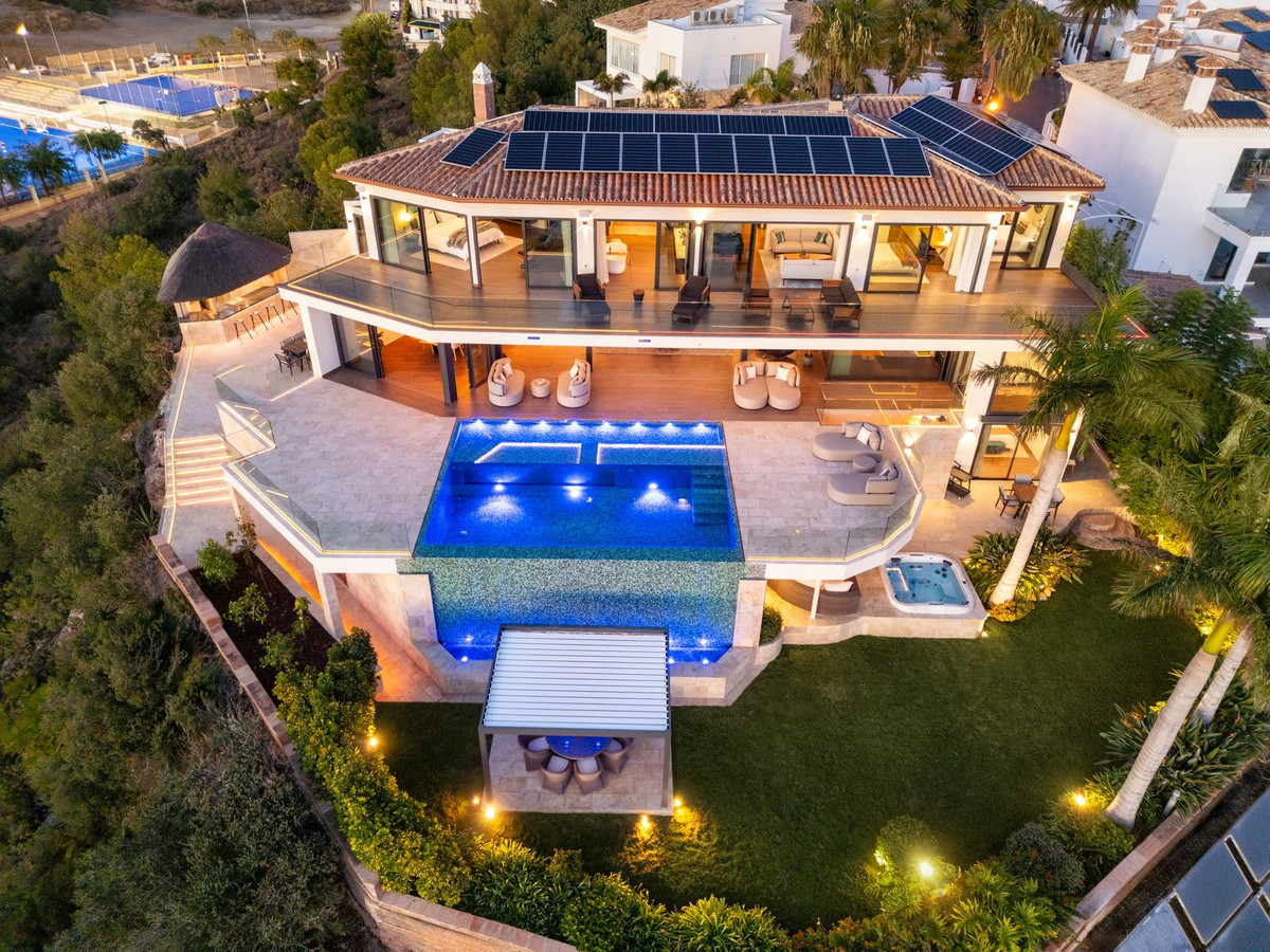 Villa for sale in Benalmadena