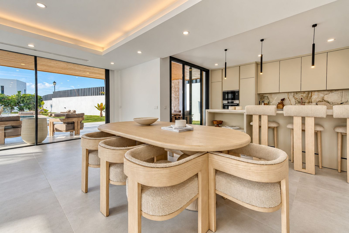 Villa for sale in Benalmadena