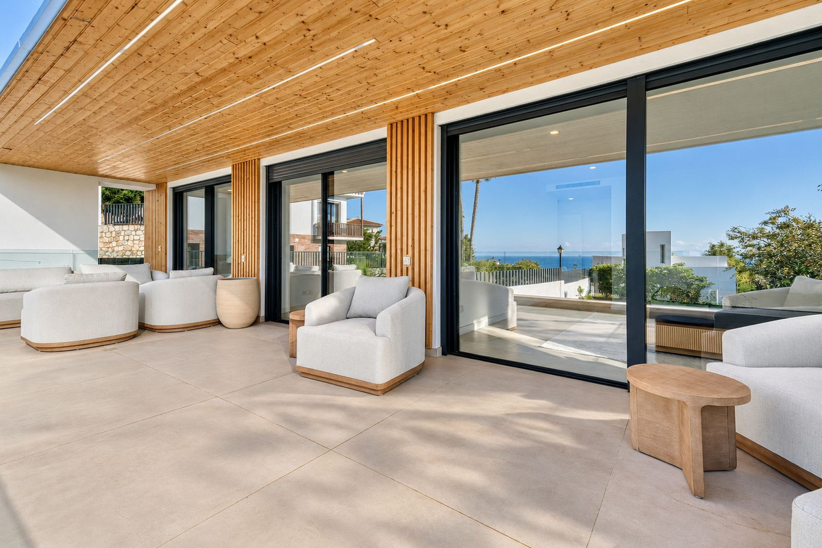 Villa for sale in Benalmadena