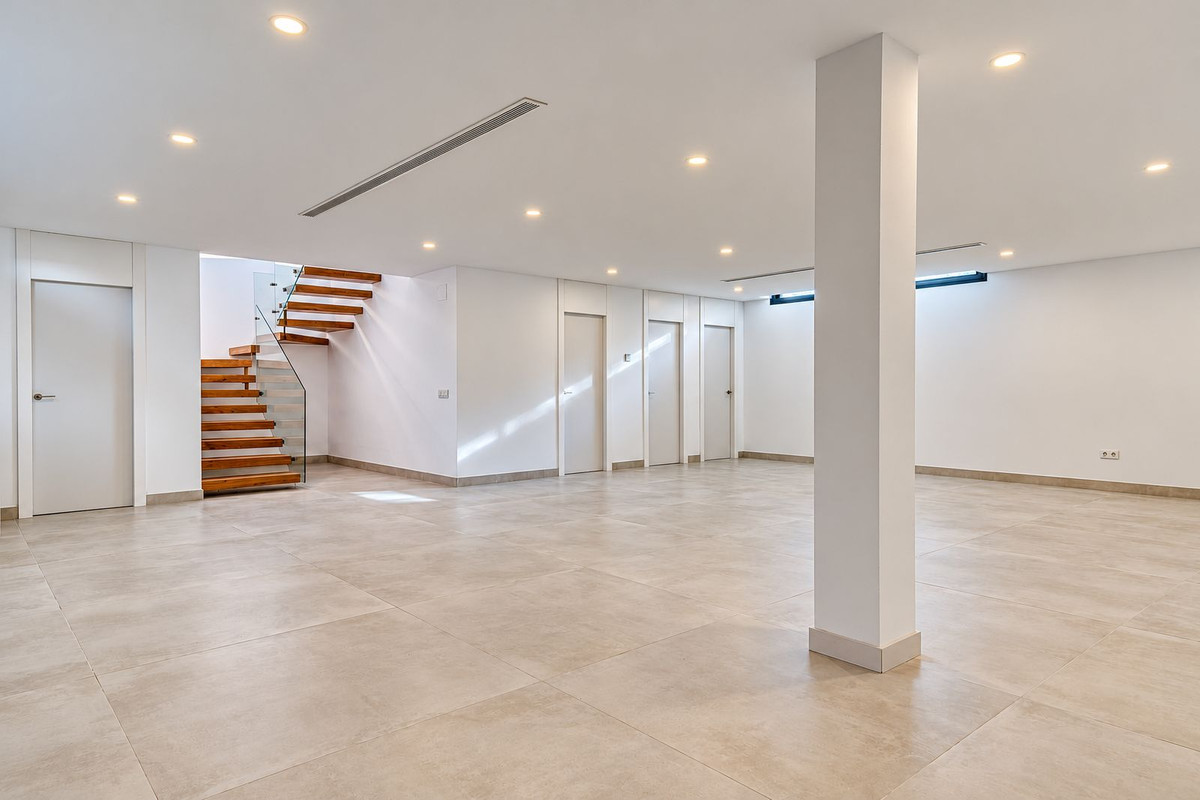 Villa for sale in Benalmadena
