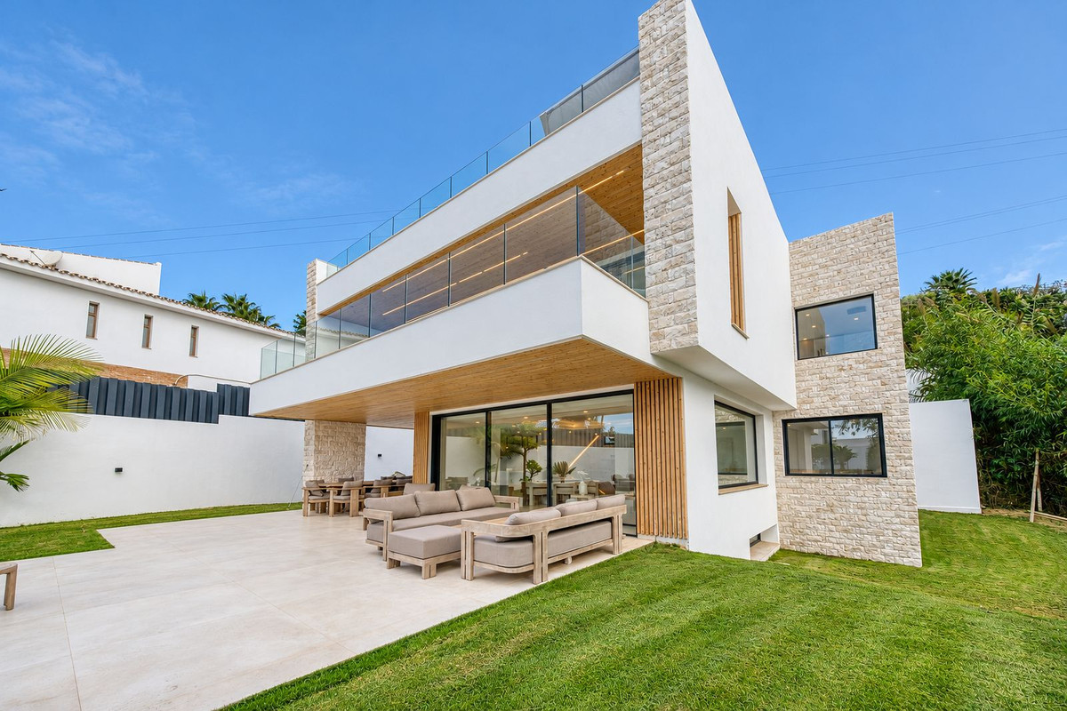 Villa for sale in Benalmadena