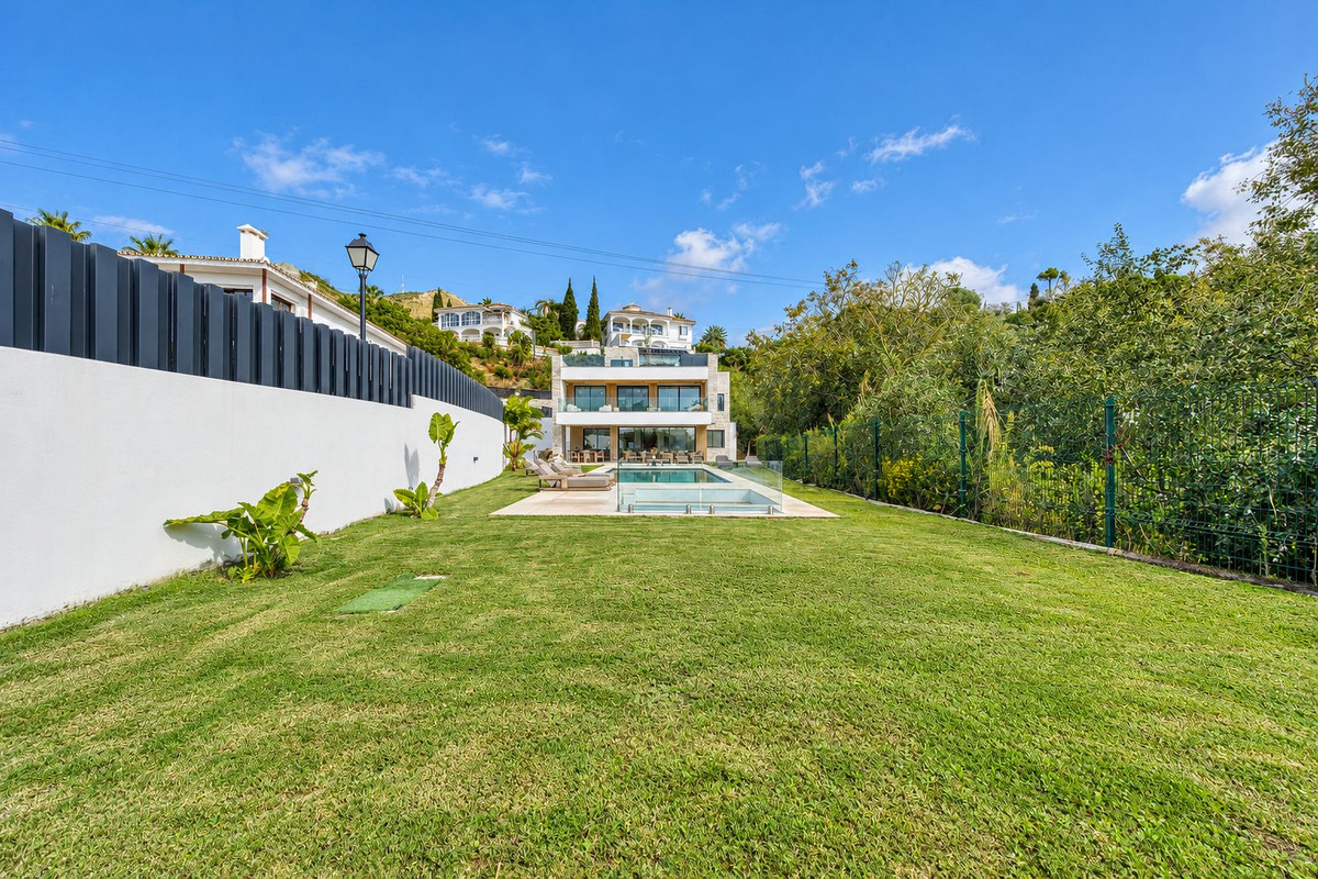 Villa for sale in Benalmadena