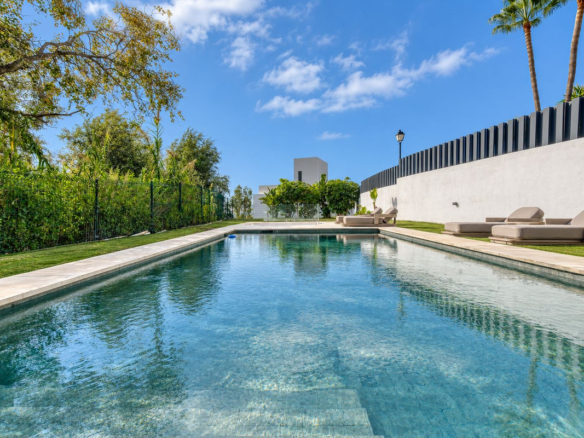 Villa for sale in Benalmadena