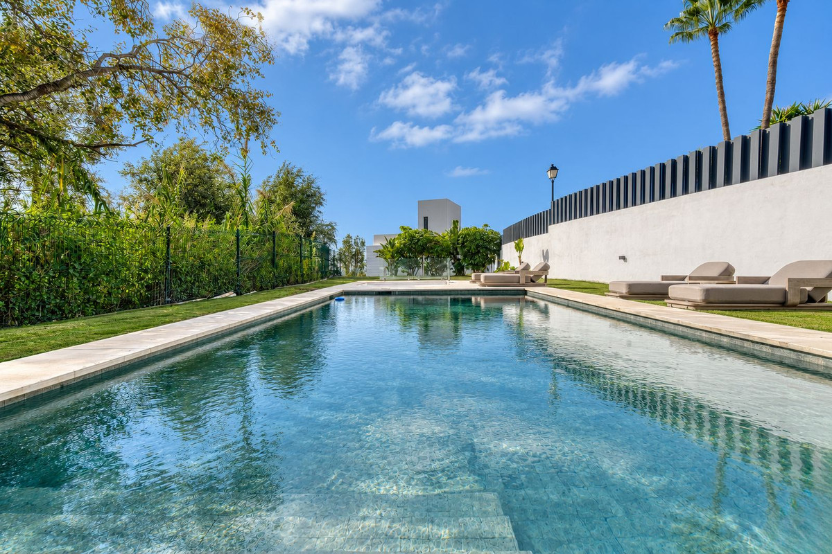 Villa for sale in Benalmadena