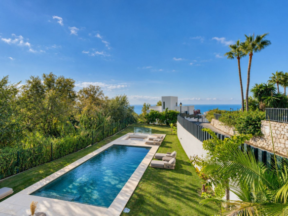 Villa for sale in Benalmadena