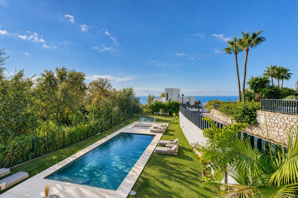 Villa for sale in Benalmadena