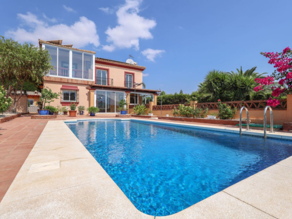 Villa for sale in Coín