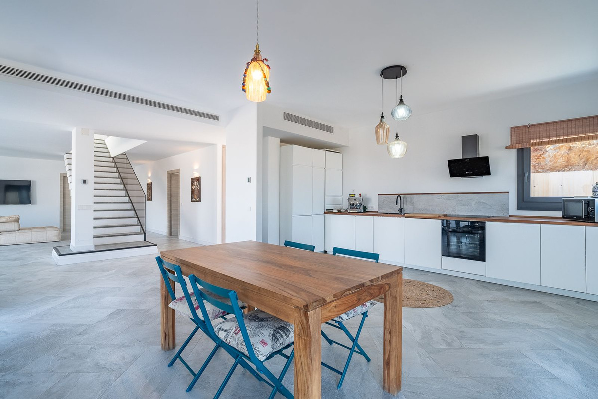 Villa for sale in Coín