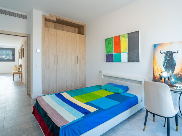 Villa for sale in Coín