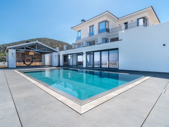 Villa for sale in Coín