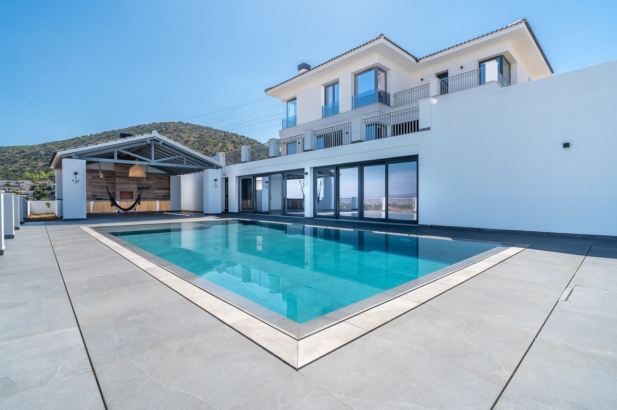 Villa for sale in Coín