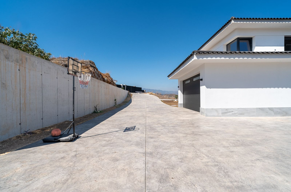 Villa for sale in Coín