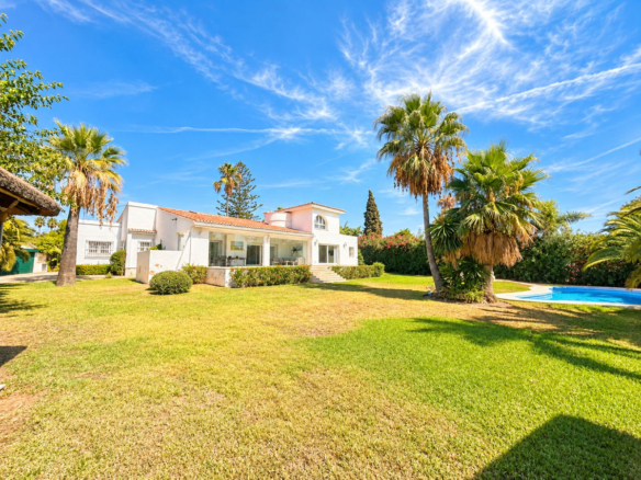 Villa for sale in El Paraiso