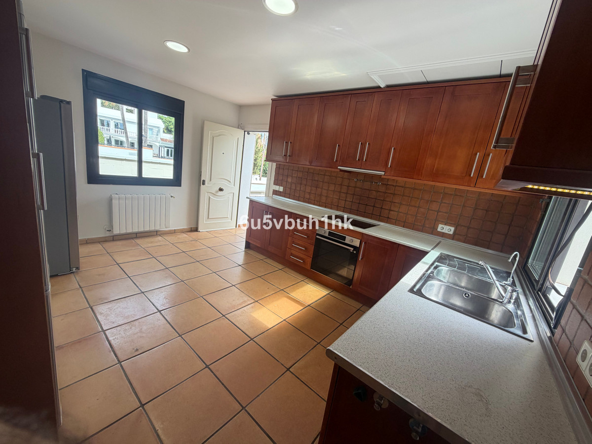 Villa for sale in Estepona