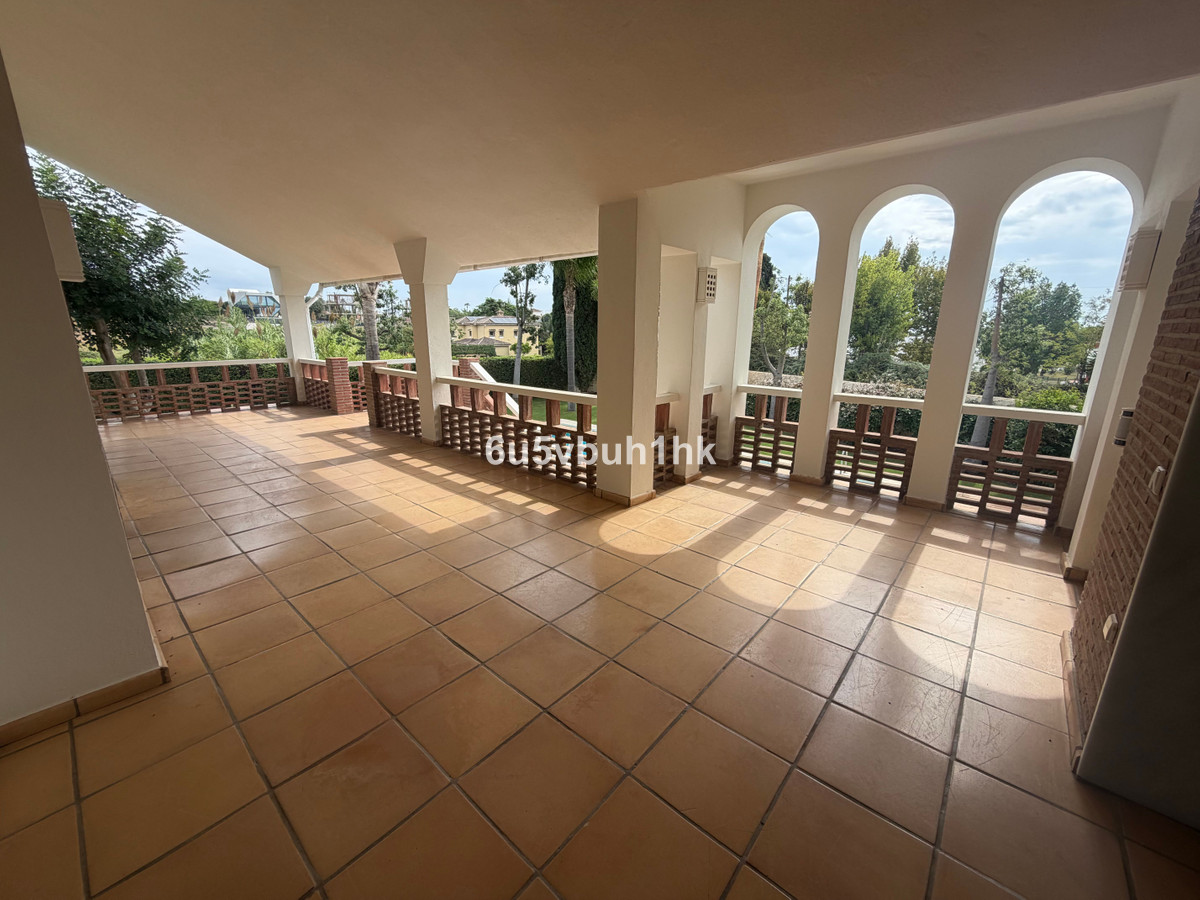 Villa for sale in Estepona