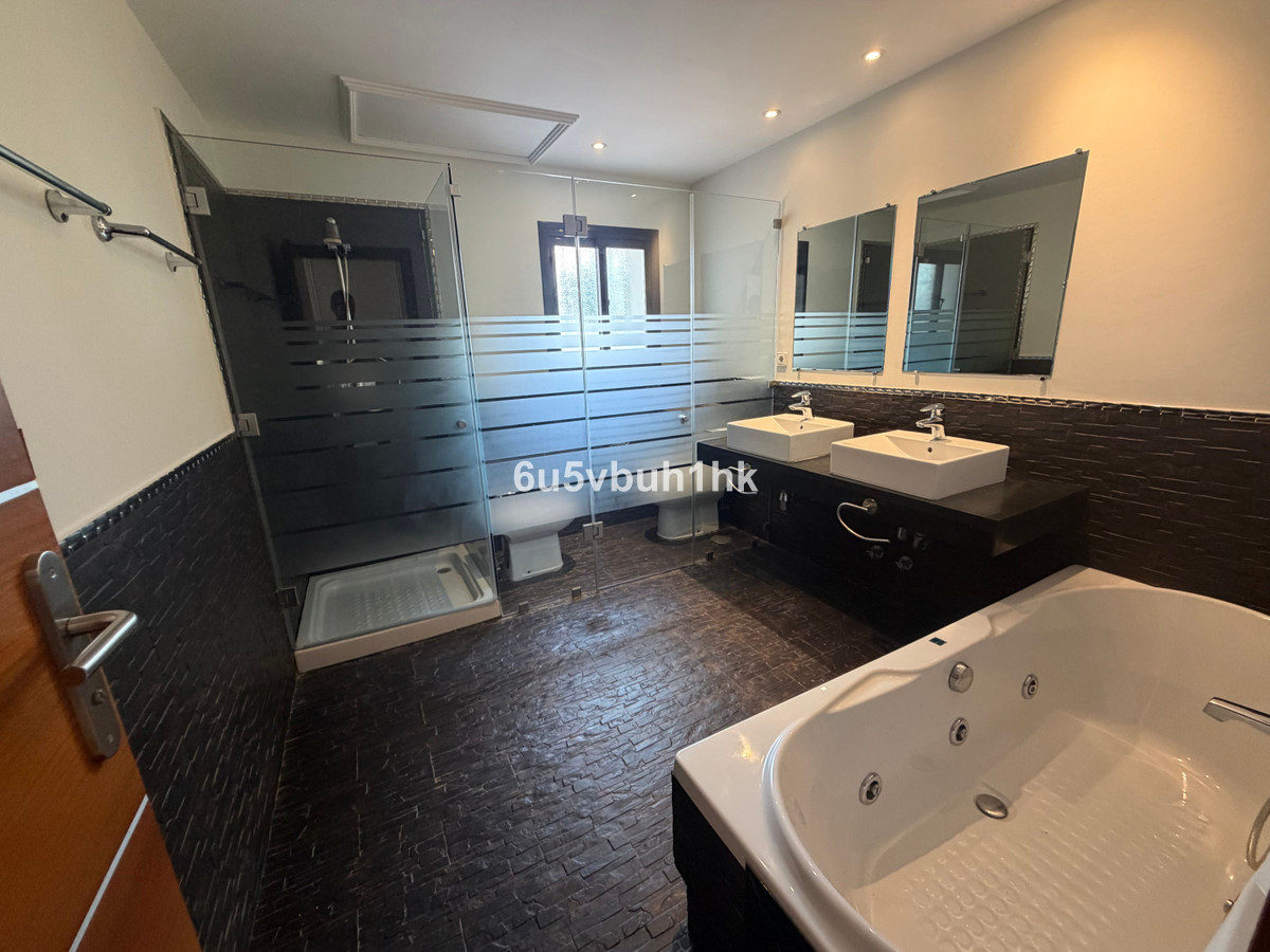 Villa for sale in Estepona