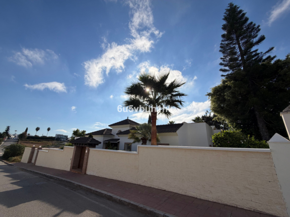 Villa for sale in Estepona
