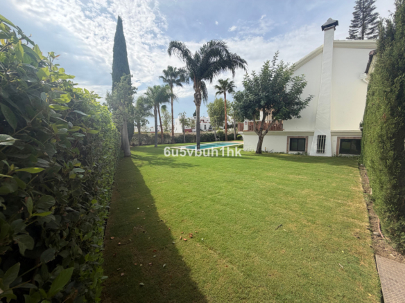 Villa for sale in Estepona