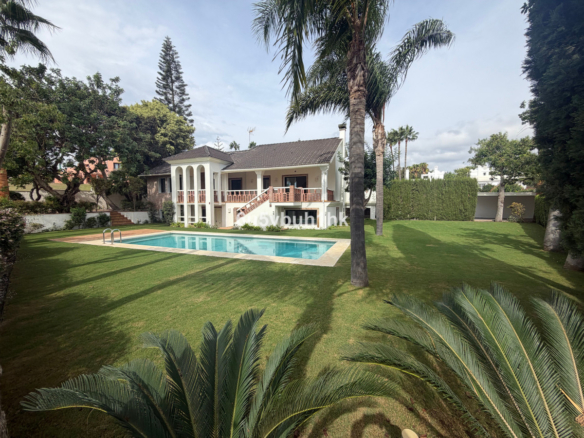 Villa for sale in Estepona