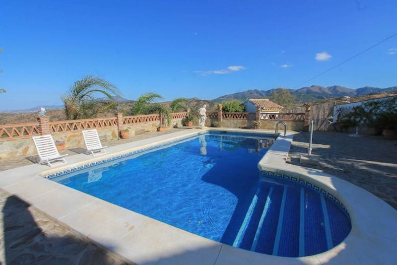 Villa for sale in Guaro