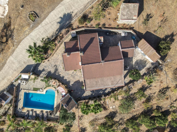 Villa for sale in Guaro