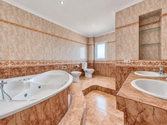 Villa for sale in Manilva