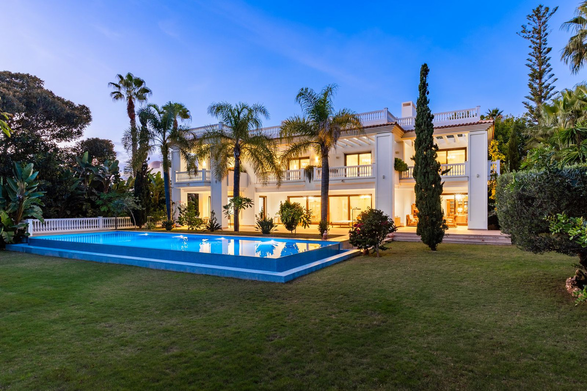 Villa-in-Marbella-Ref-R5439553 Villa for sale in Marbella